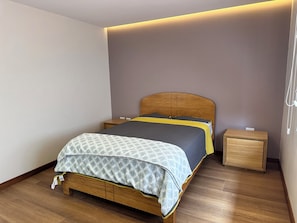 Tabla de planchar con plancha, internet y ropa de cama 