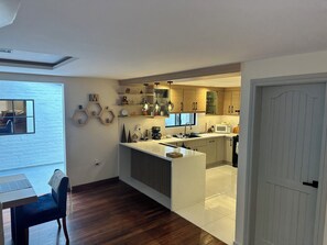 Private kitchen - Charming 4-bedroom house in Cuenca perfect for relaxing stays (Cuenca)