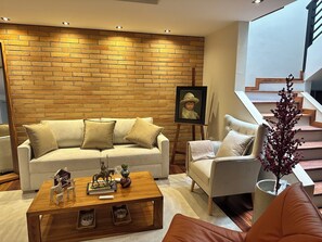 Living area - Charming 4-bedroom house in Cuenca perfect for relaxing stays (Cuenca)