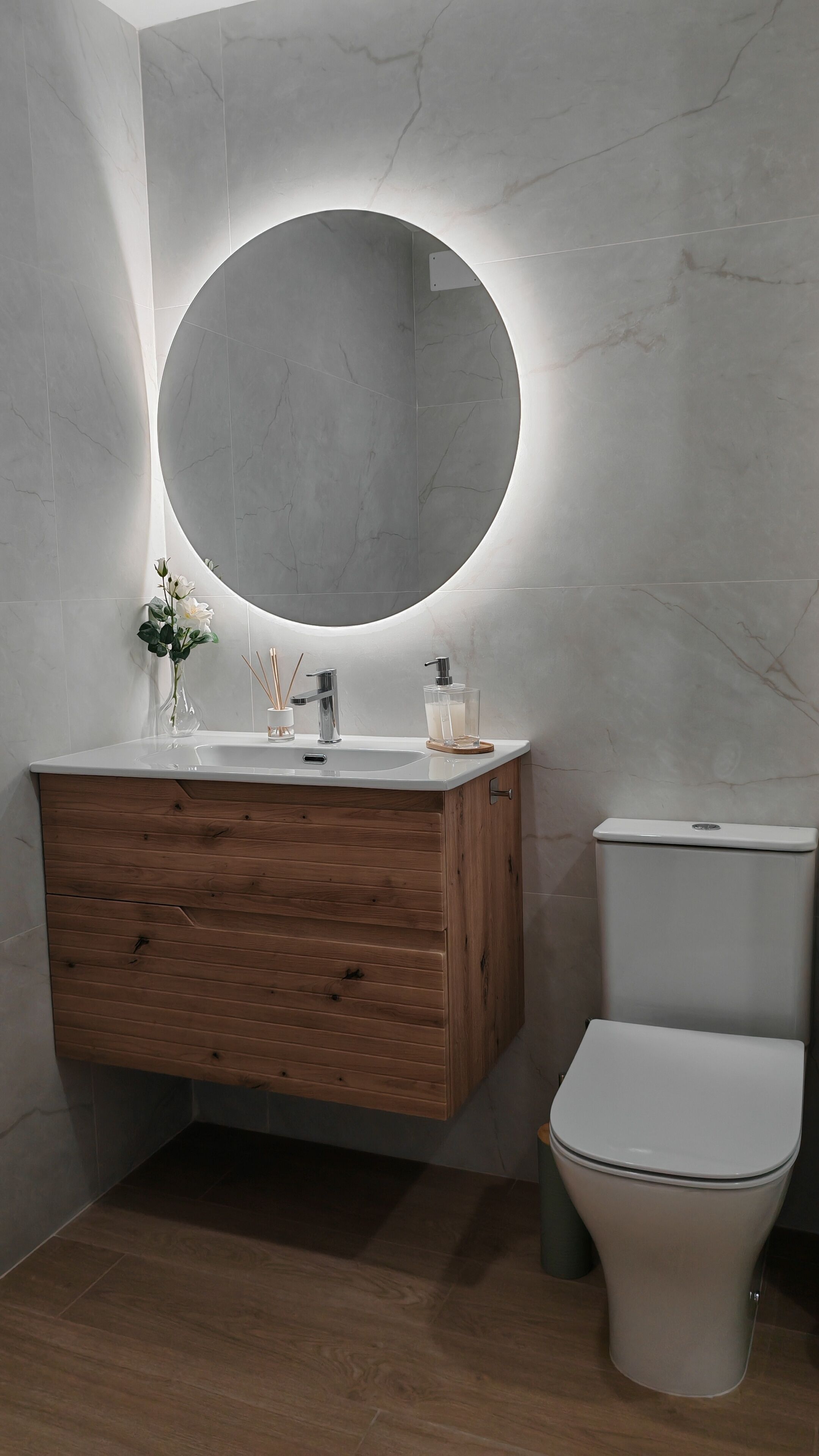 Haartrockner, Handtücher, Seife, Toilettenpapier
