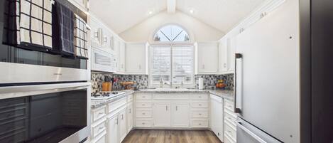 雪櫃、微波爐、焗爐、爐具