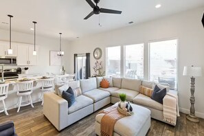 Living area - Private HotTub+FirePit NEW Everything! Ultra Clean (Washington)