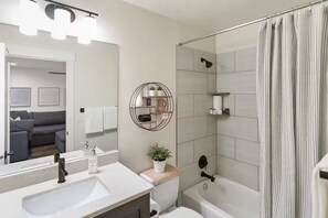 Shower, hair dryer, towels, soap - Private HotTub+FirePit NEW Everything! Ultra Clean (Washington)