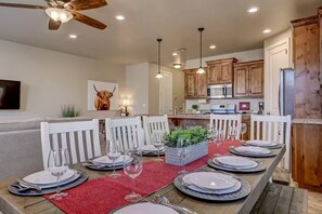 Dining - Family+Pet Friendly Pool+EV Charger @CoralCanyon (Washington)