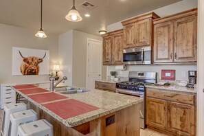 Private kitchen - Family+Pet Friendly Pool+EV Charger @CoralCanyon (Washington)