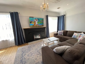 Smart TV - Spacious 1940s Bendigo Home Hamptons Heritage Reno (Long Gully)