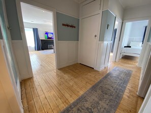 3 bedrooms, free WiFi, bed sheets - Spacious 1940s Bendigo Home Hamptons Heritage Reno (Long Gully)