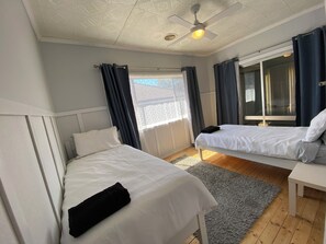3 bedrooms, free WiFi, bed sheets - Central 1940s Bendigo Home Hamptons Heritage Reno (Long Gully)