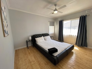 3 bedrooms, free WiFi, bed sheets - Spacious 1940s Bendigo Home Hamptons Heritage Reno (Long Gully)