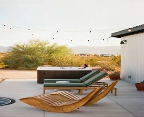 Outdoor spa tub - Little Joshua Tree - Plunge Pool,  Sauna, Spa, Stargazing- Desert Oasis (Joshua Tree)