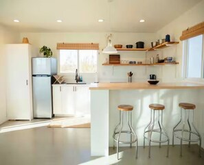Private kitchen - Little Joshua Tree - Plunge Pool,  Sauna, Spa, Stargazing- Desert Oasis (Joshua Tree)