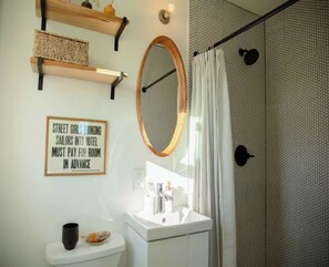 Shower, hair dryer, towels, soap - Little Joshua Tree - Plunge Pool,  Sauna, Spa, Stargazing- Desert Oasis (Joshua Tree)