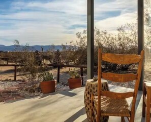 Terrace/patio - Little Joshua Tree - Plunge Pool,  Sauna, Spa, Stargazing- Desert Oasis (Joshua Tree)