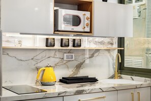 Jääkaappi, mikroaaltouuni, uuni, liesi