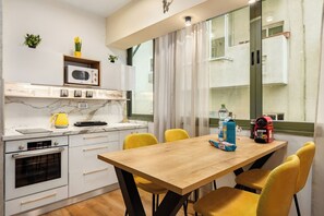Fridge, microwave, oven, stovetop - Suite 1BD ben yehuda 175 (Tel Aviv-Yafo)