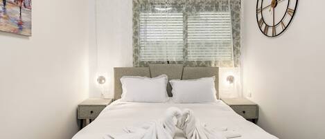 Iron/ironing board, WiFi, bed sheets