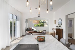 Dining - Casa da Anoneira – House with Pool and Sea View (Funchal)