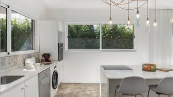 Frigorifero, microonde, forno, piano cottura