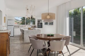 Dining - Casa da Anoneira – House with Pool and Sea View (Funchal)