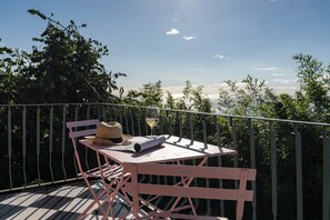 Outdoor dining - Casa da Anoneira – House with Pool and Sea View (Funchal)