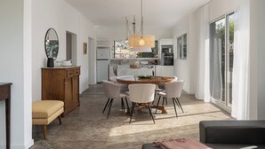 Una cocina moderna con comedor, ventanas amplias y vistas a la ciudad.