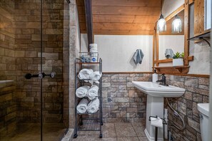 Een haardroger, een bidet, handdoeken, zeep