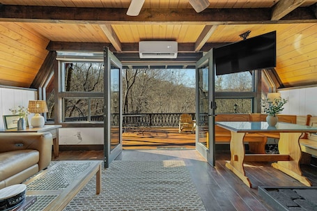 Smart TV. Cozy A-frame 3-bedrooms cabin in Great Smokie Mountains.