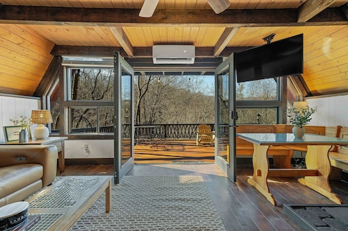 Cozy A-frame 3-bedrooms cabin in Great Smokie Mountains.