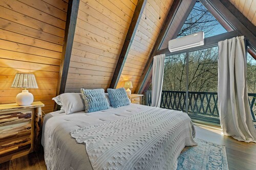 Cozy A-frame 3-bedrooms cabin in Great Smokie Mountains.