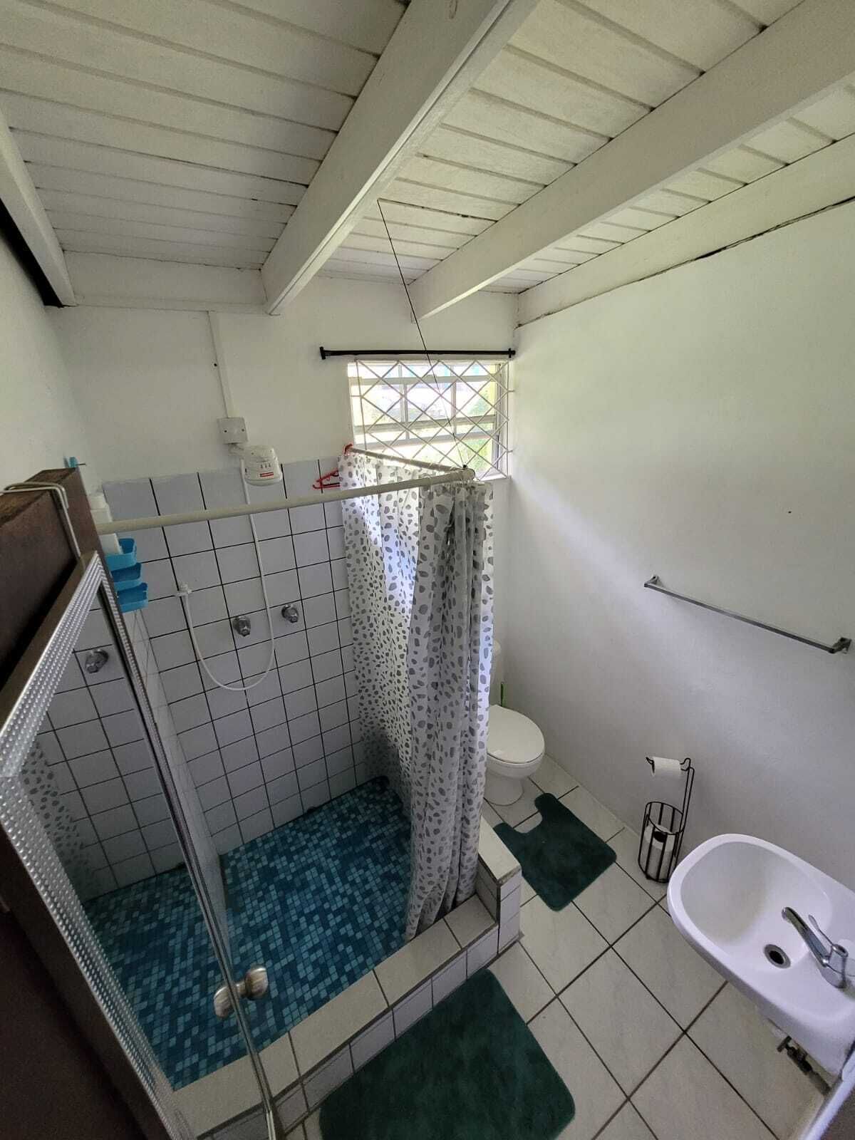 Douche, serviettes fournies, savon, papier toilette