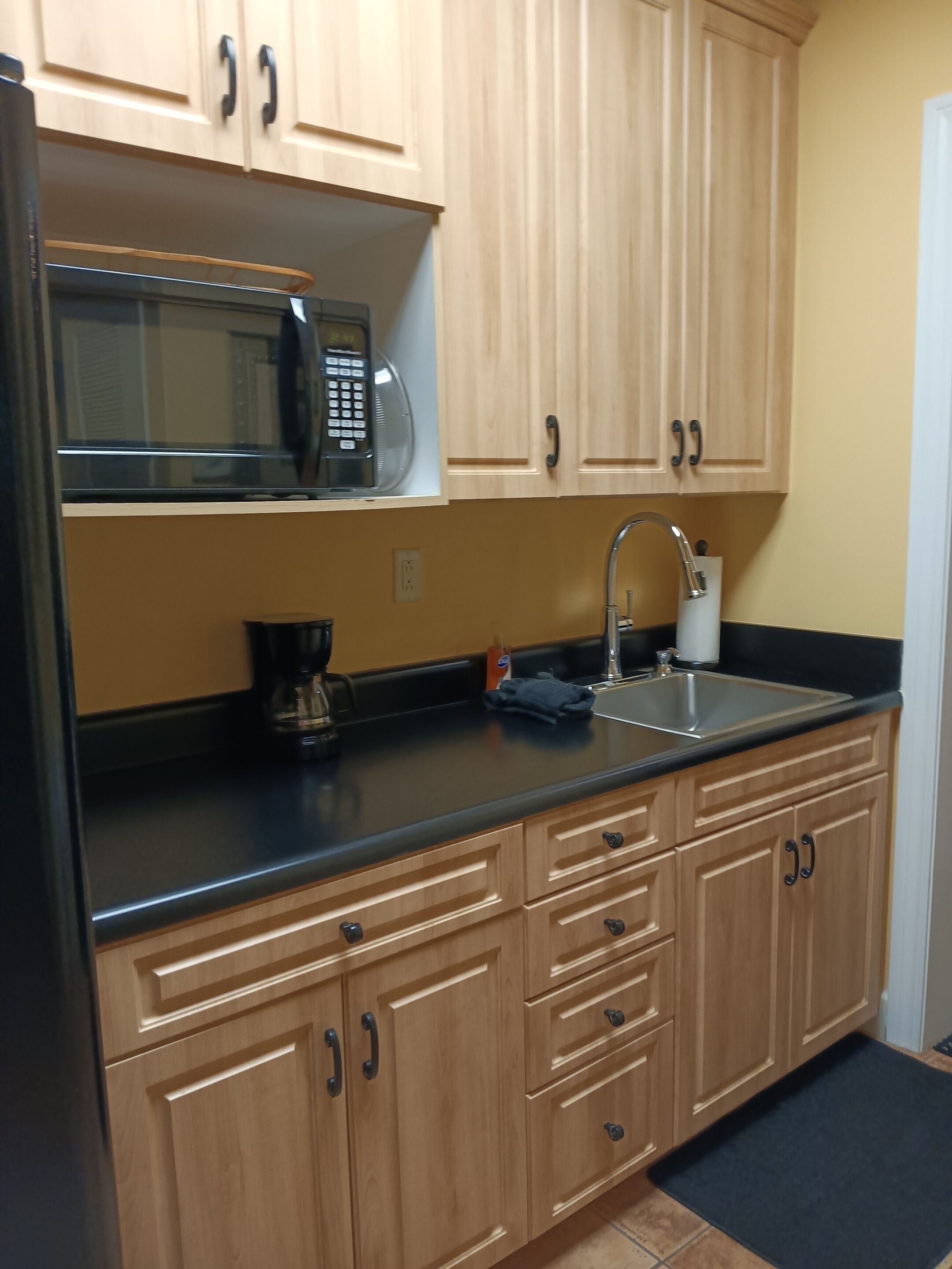 Coffee/tea maker, fridge, microwave, coffee grinder