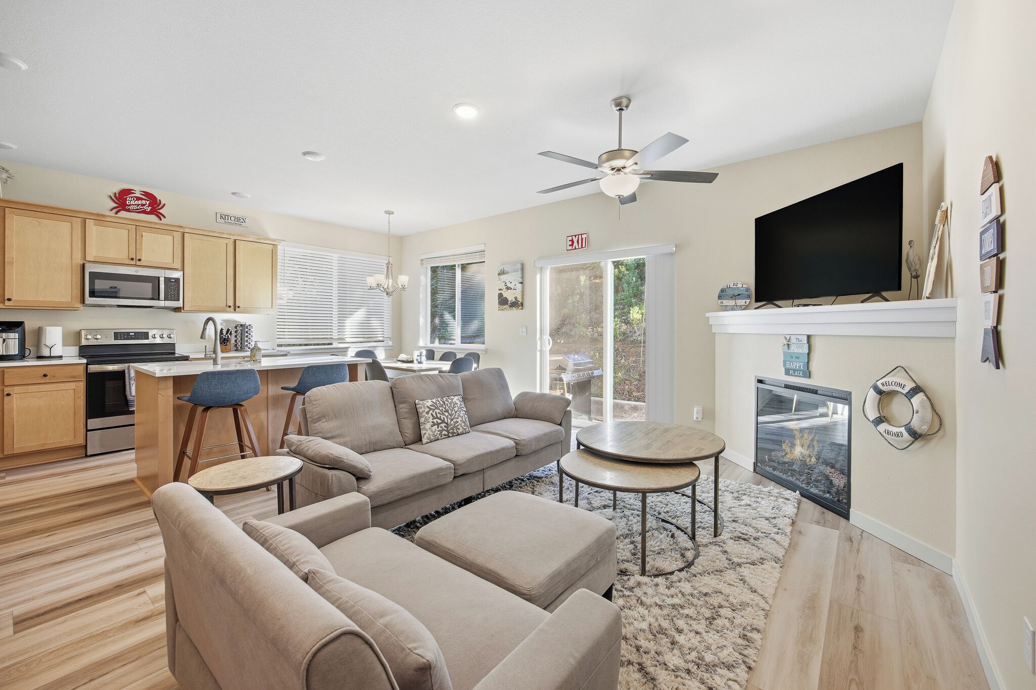 Televisión y chimenea 