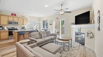 Televisión y chimenea