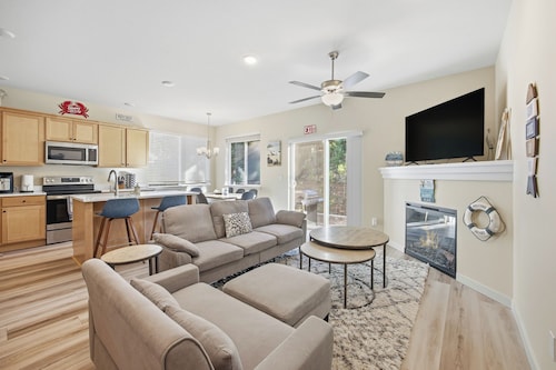 Cozy Coastal Retreat - HOT TUB/Game Room - 4B 2Ba