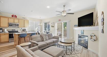 Cozy Coastal Retreat - HOT TUB/Game Room - 4B 2Ba