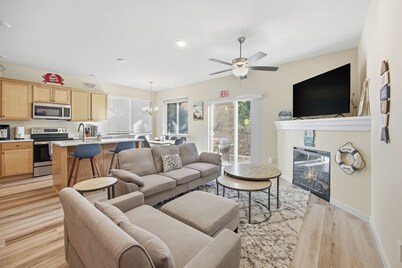 Cozy Coastal Retreat - HOT TUB/Game Room - 4B 2Ba