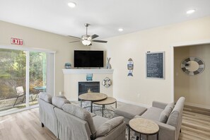 Televisión y chimenea 