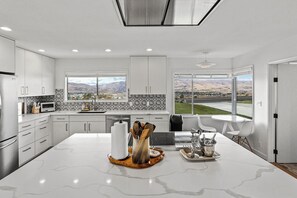 Fridge, microwave, oven, stovetop - Pano Gorge Views  Mid-Century with Outdoor Oasis, Year Round Pool/Hot Tub (The Dalles)
