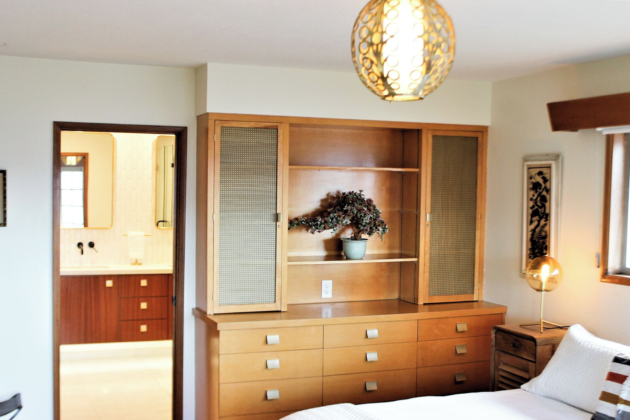 5 habitaciones, escritorio y tabla de planchar con plancha 