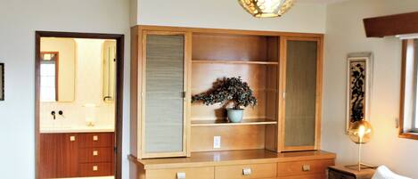 5 habitaciones, escritorio y tabla de planchar con plancha