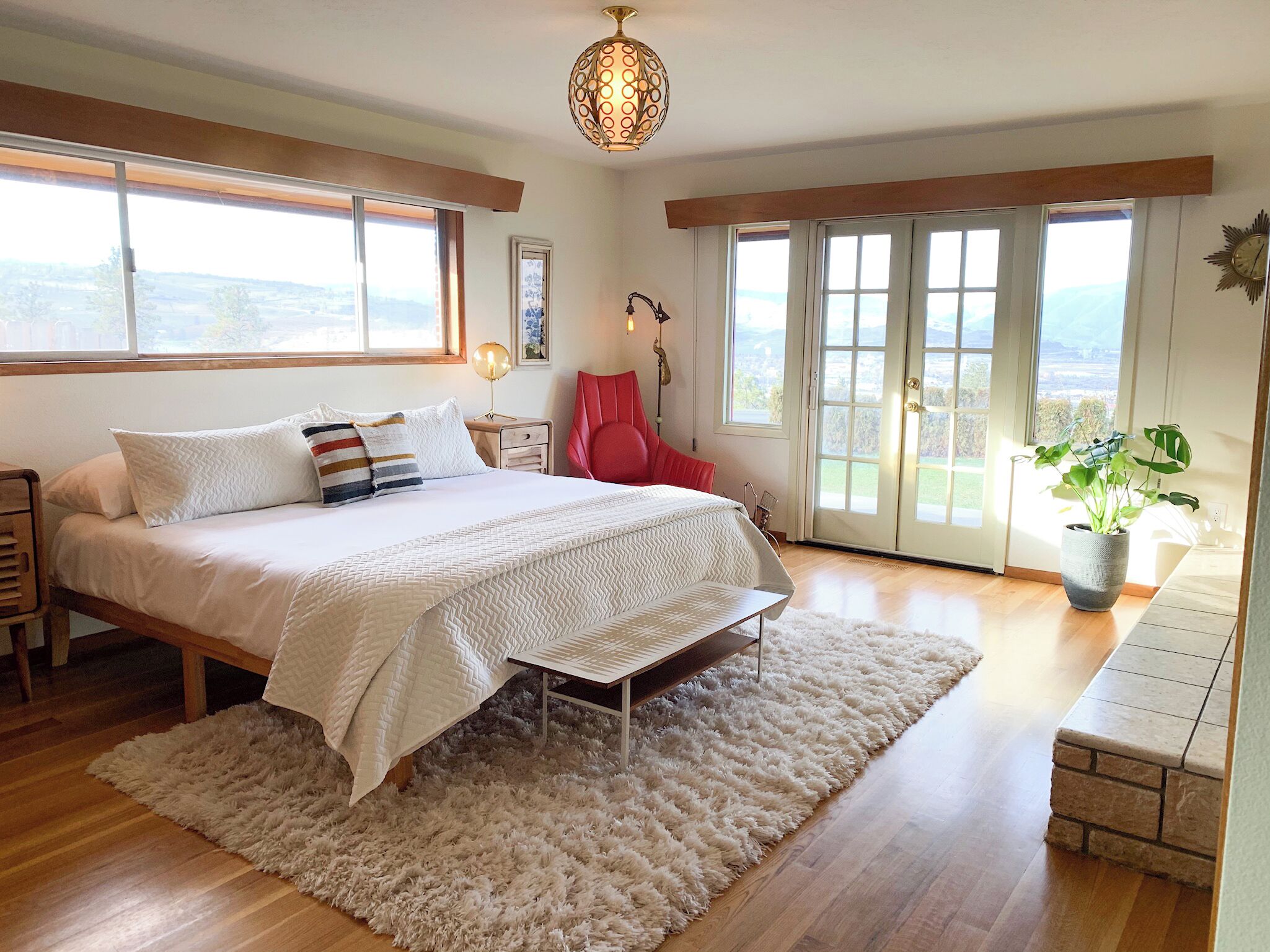 5 dormitorios, escritorio, tabla de planchar con plancha y cuna de viaje