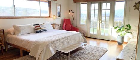 5 dormitorios, escritorio, tabla de planchar con plancha y cuna de viaje