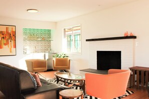 Smart TV, fireplace, ping pong, books - Pano Gorge Views  Mid-Century with Outdoor Oasis, Year Round Pool/Hot Tub (The Dalles)