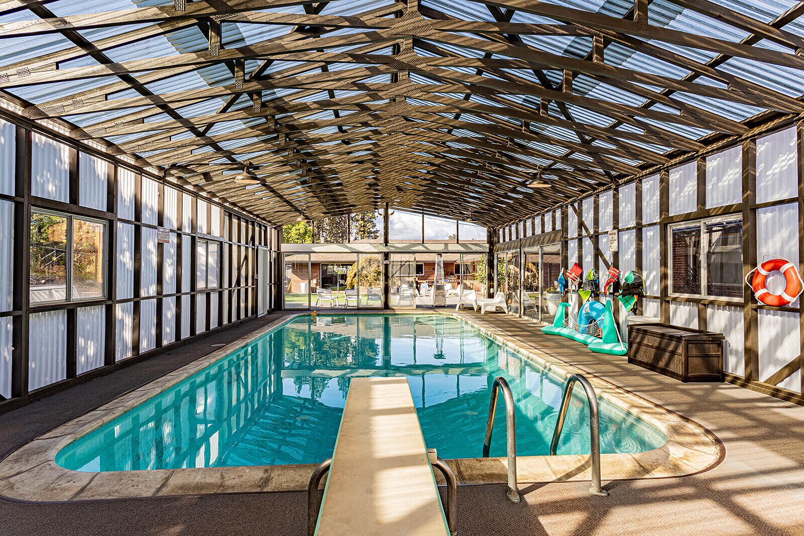 من حمّامات السباحة المغطاة، حمّام سباحة مُدفَّأ