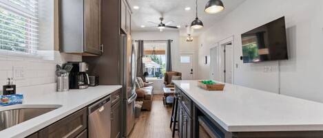 Kühlschrank, Mikrowelle, Ofen, Herdplatte