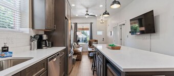 Historic 1907 SLC Victorian - Hot Tub - Firepits -