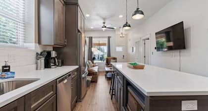 Historic 1907 SLC Victorian - Hot Tub - Firepits -