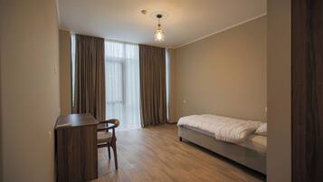 Skrivebord for bærbar PC og wi-fi (inkludert)