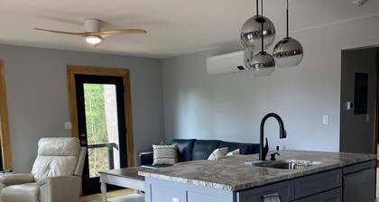 New luxurious one bedroom, Big Sebago Lake getaway