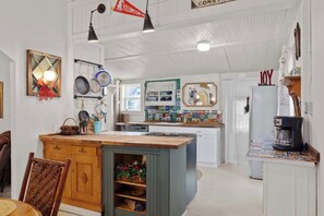 Fridge, microwave, oven, stovetop - Camp Red Lodge - Cozy & Convenient (Red Lodge)